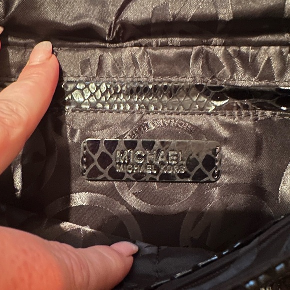 Michael Kors Clutch Beverly
Snakeskin Fold Over Double Fold
Over Black Leather - Picture 6 of 9